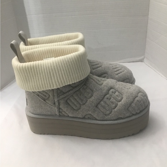 UGGS BOOTS - Picture 2 of 16